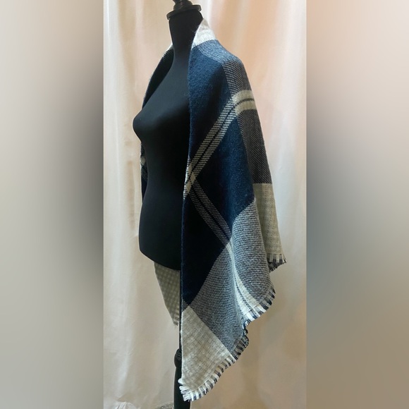 Womens Navy and Off White Reversible Plaid Shawl Wrap - Picture 7 of 10